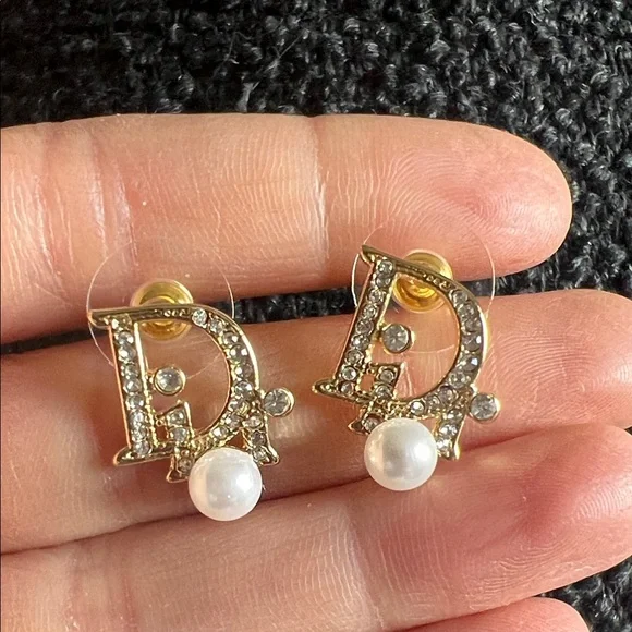 Elegant Gold and Pearl Earrings - Picture 4 of 8